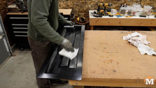 cleaning the ABS plastic concrete mold after unmolding
